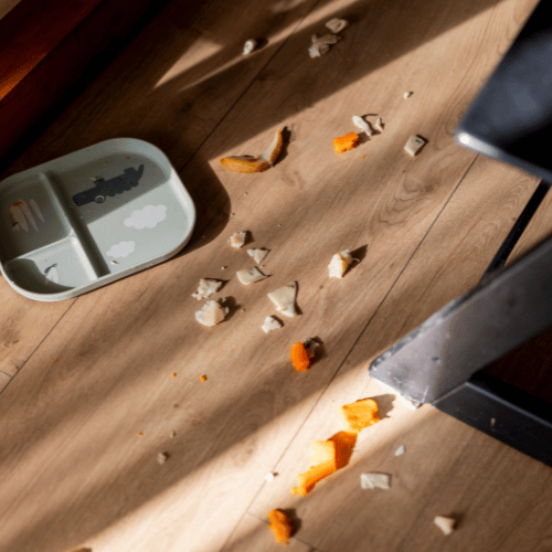 Mit tegyek, ha a baba dobálja az ételt?